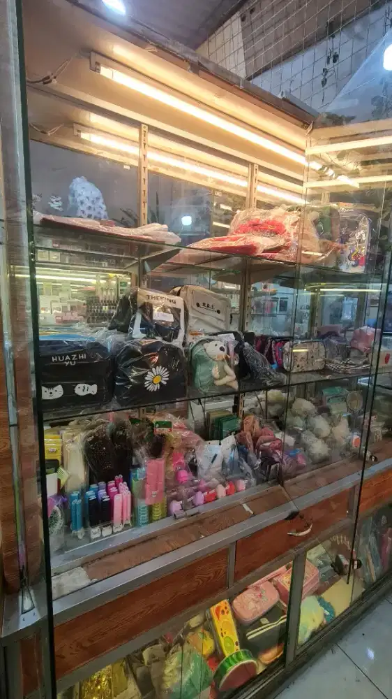 Lemari Rak display HP elektronik Tas mainan dll