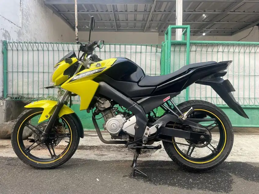 Motor Yamaha Vixion Hitam Kuning 2013