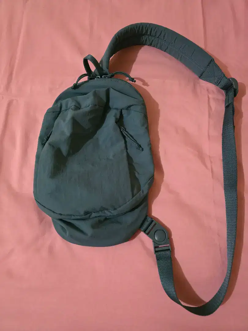 tas uniqlo slempang