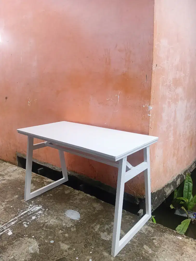 Meja minimalis komputer