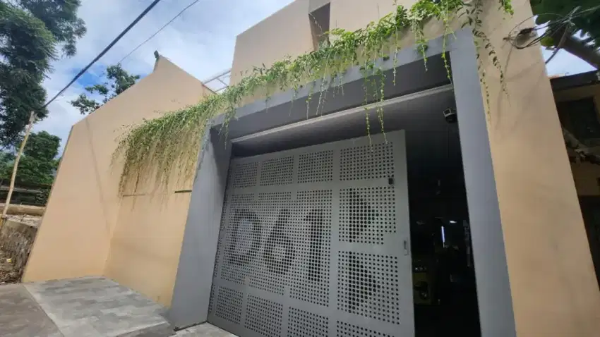 Di jual rumah 4 lt pinggir jalan dekat de tuik cafe