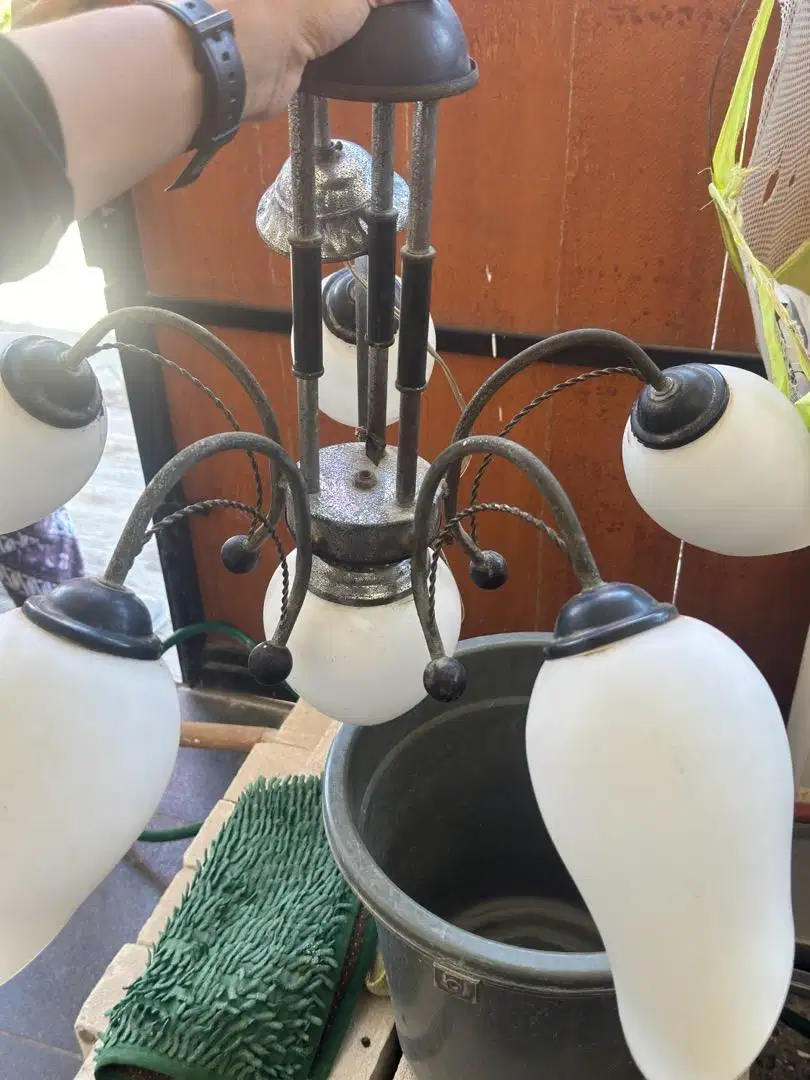 Lampu gantung dan 3 sofa