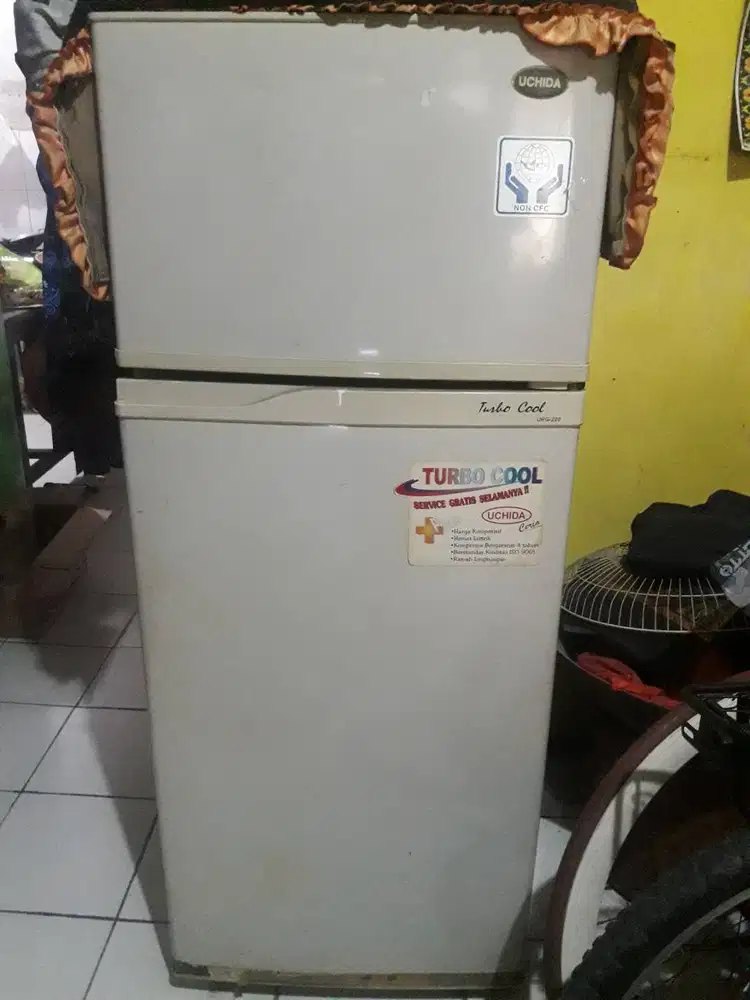 Kulkas Uchida dua pintu