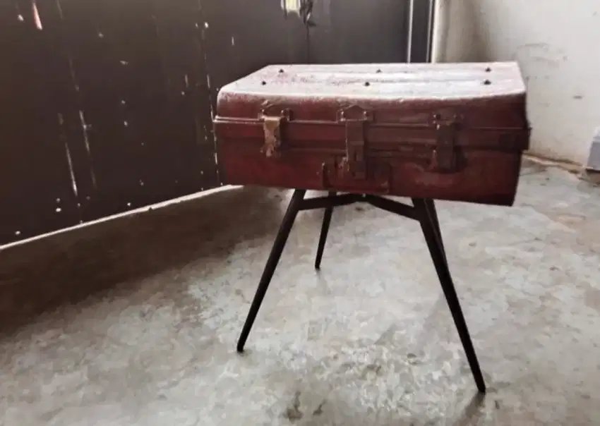 Meja dari koper besi lawas