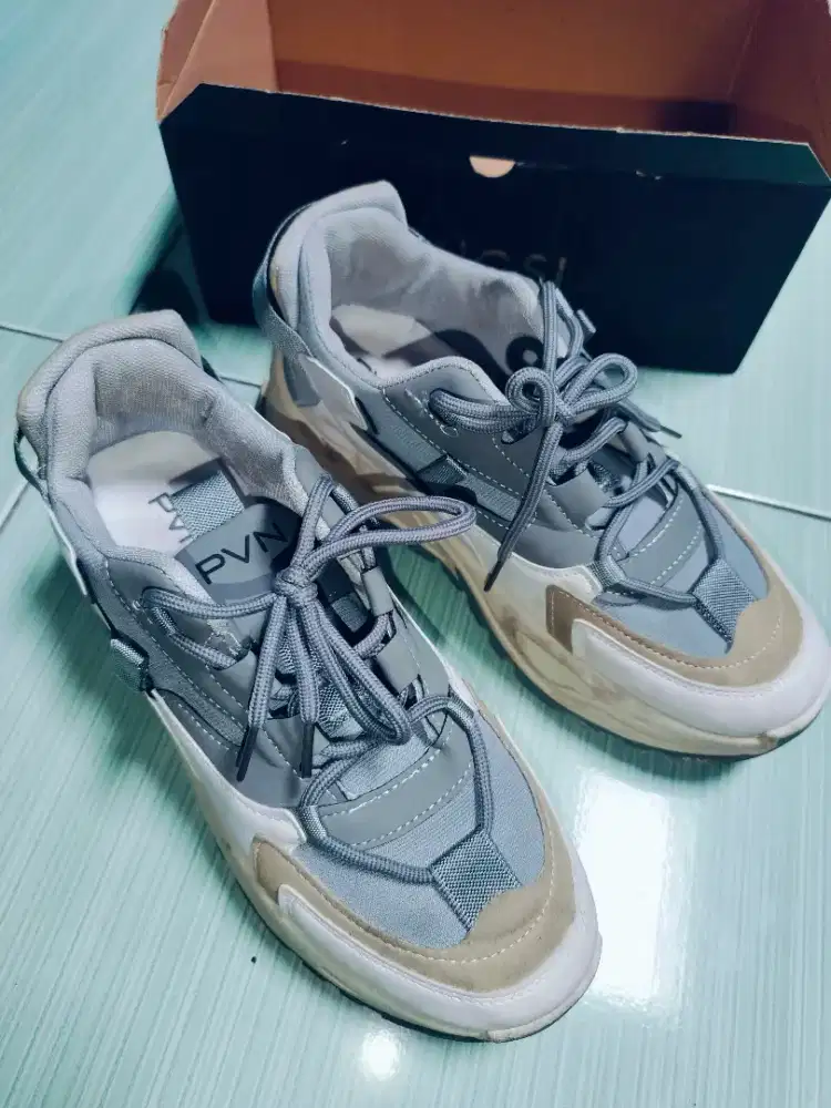 Sepatu kets abu2 size 40