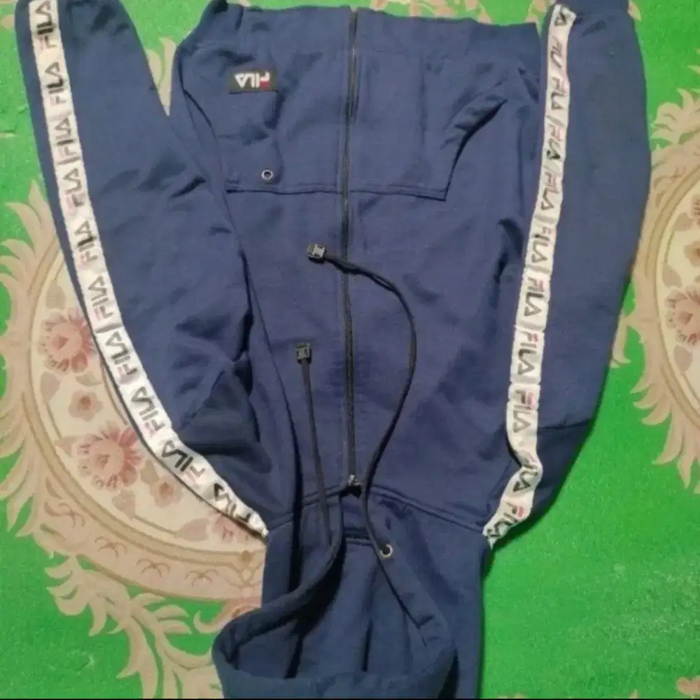 Sweater Fila blue navy size L/XL masuk