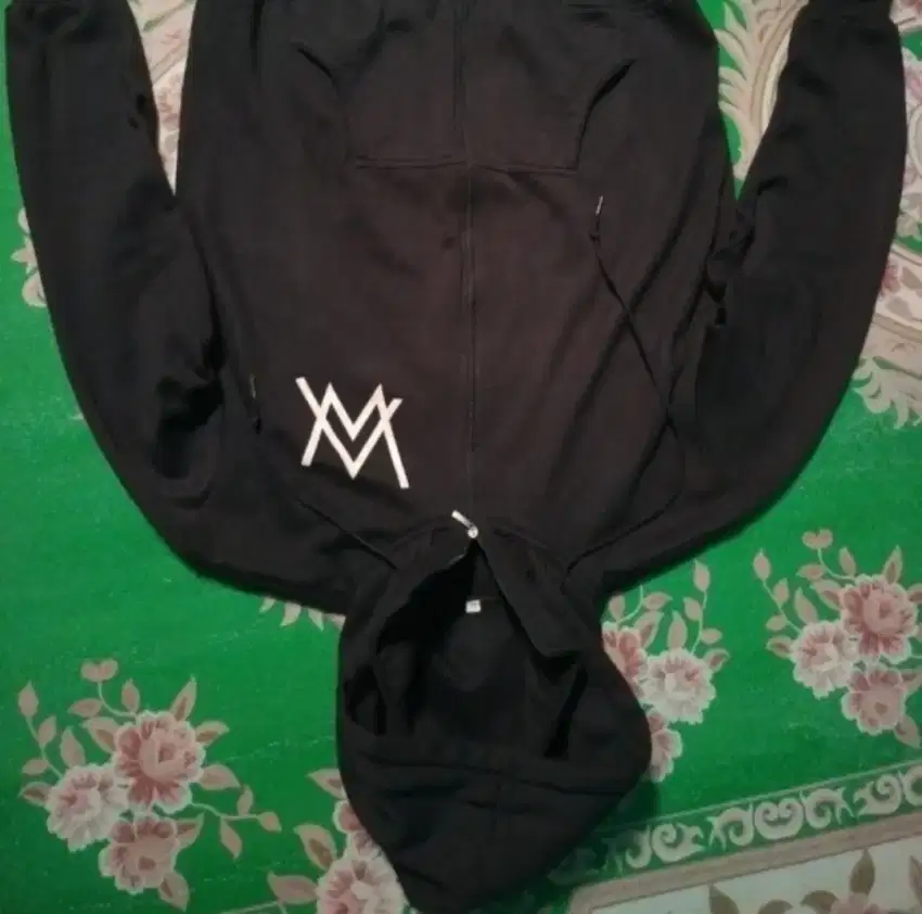 Sweater L/XL masuk black versi Alan worker on my way