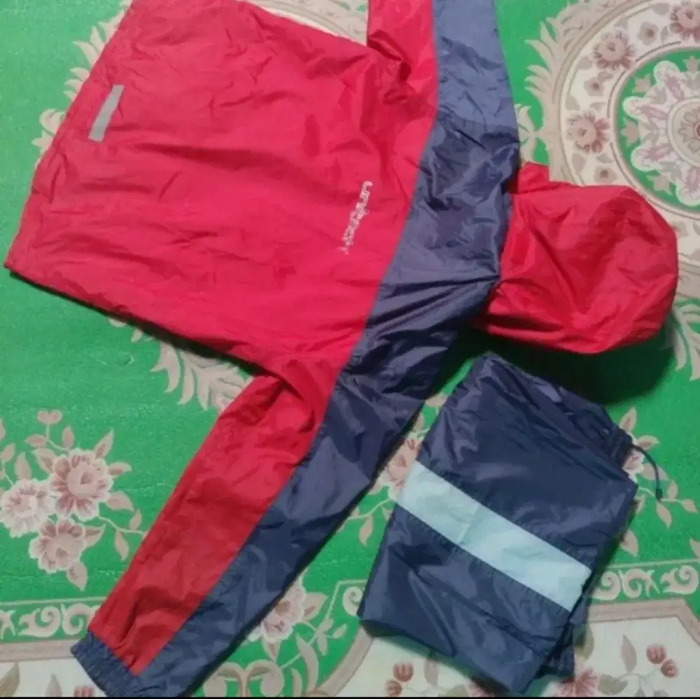 Jaket parasut red kupluk anti air