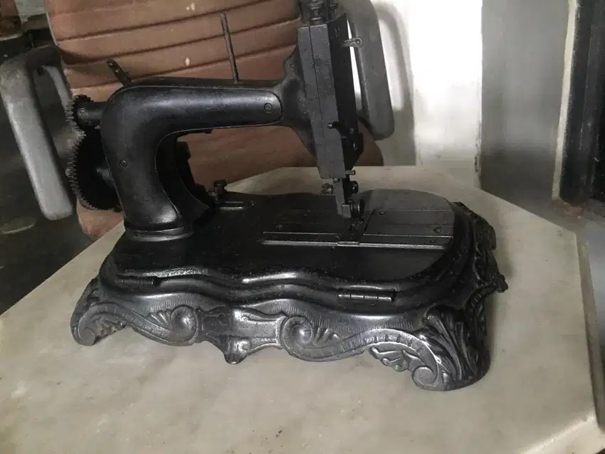 Mesin jahit portable kuno