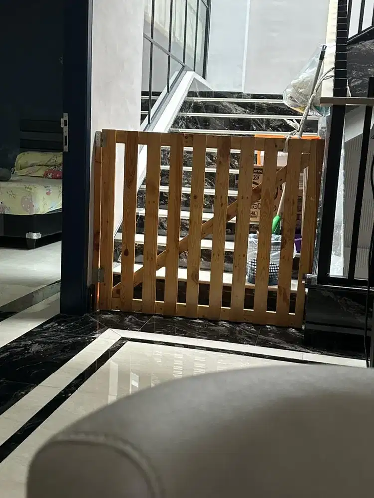 Pintu pembatas ruangan atau tangga