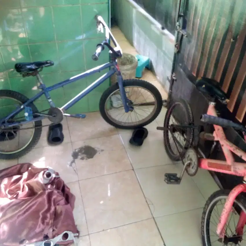 Dua Sepeda BMX Anak Tidak Di Pakai