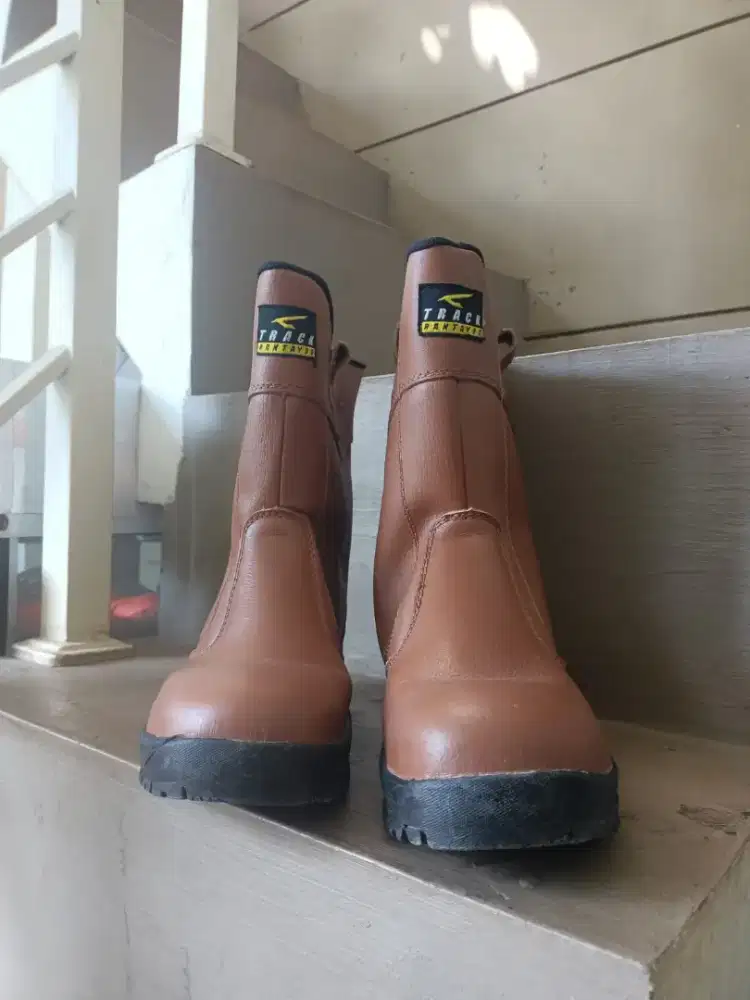 Sepatu safety Track