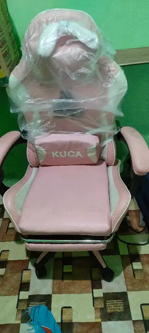 Kursi gaming merek kuca warna pink