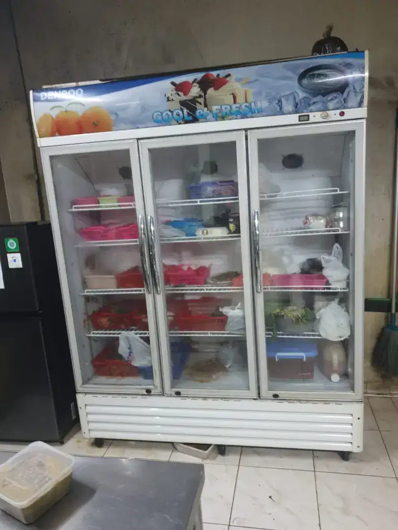 Showcase 3 pintu