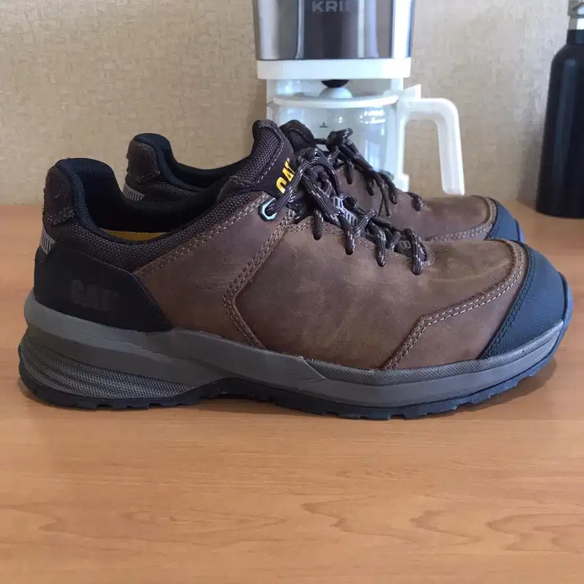Sepatu CAT 42 (27cm)