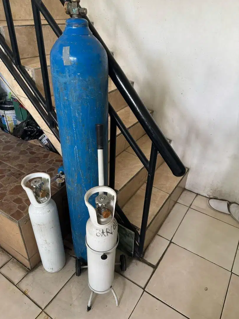 TABUNG OKSIGEN PUTIH DAN BIRU