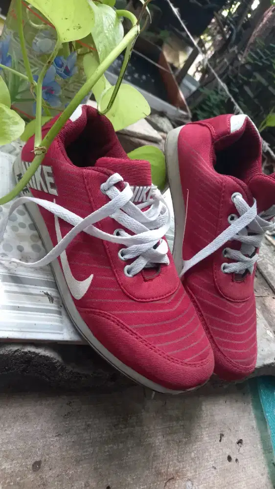 Sepatu Nike Warna Merah Putih