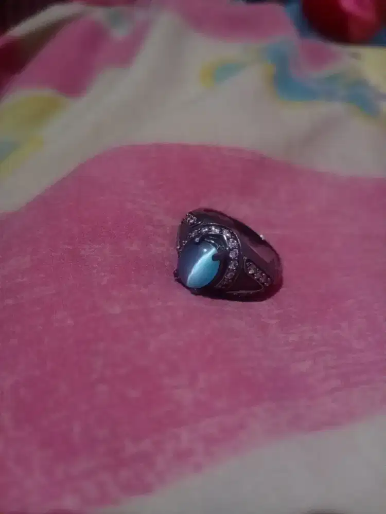 Cincin batu mata kucing biru