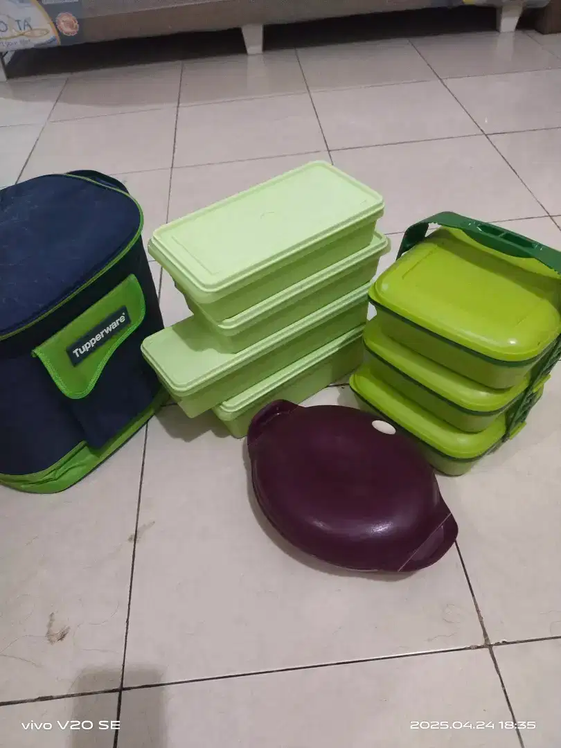Alat tempat makan Tupperware