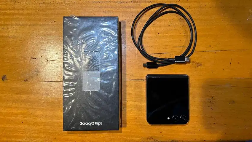 Samsung Z flip 5 8/512 SEIN Warna : Graphite