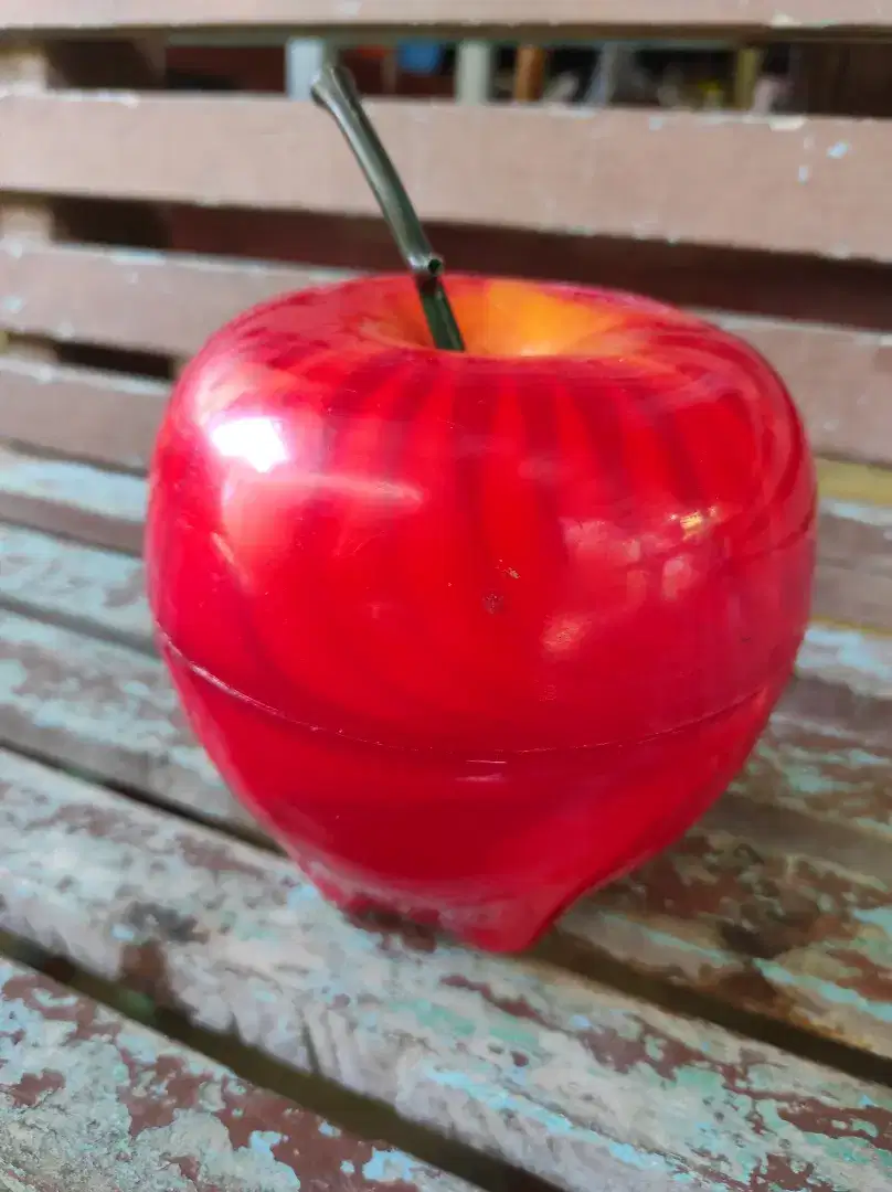 Celengan bentuk buah apel lawas jadul