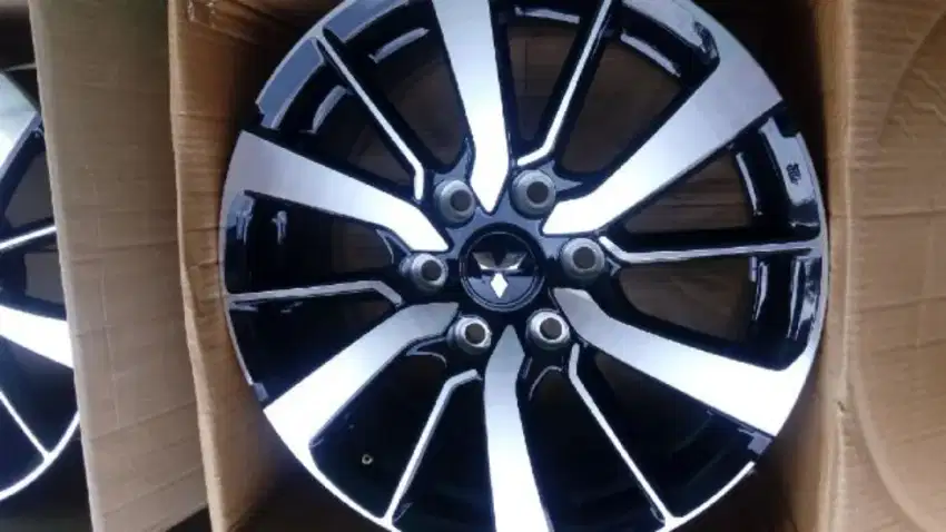 Velg Mitsubishi Pajero Dakkar R.18 ori