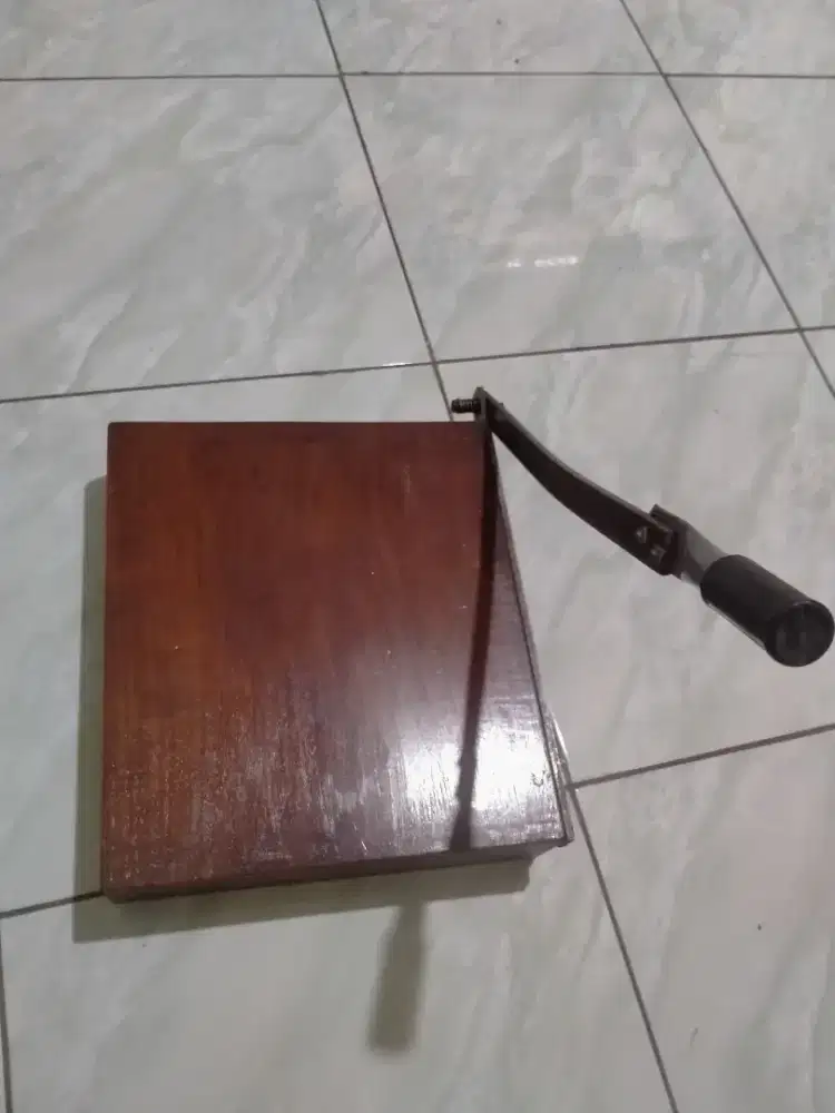 Alat potong kertas manual