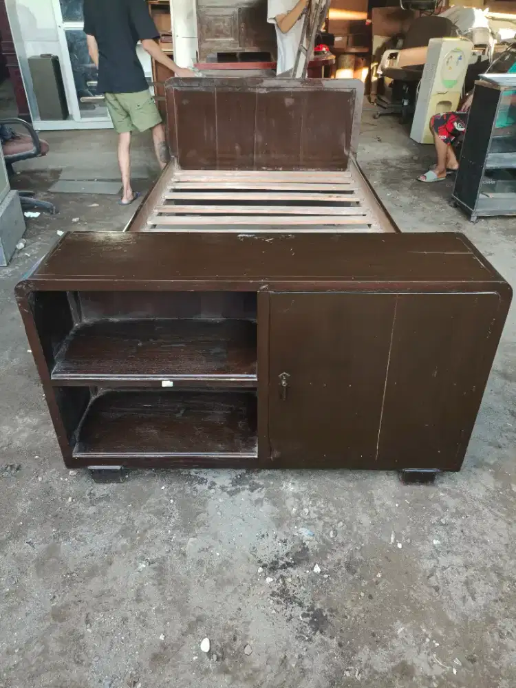 Dipan jati antik ukuran 140 ada laci dan tempat kelambu