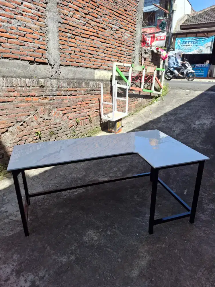 Meja kerja industrial