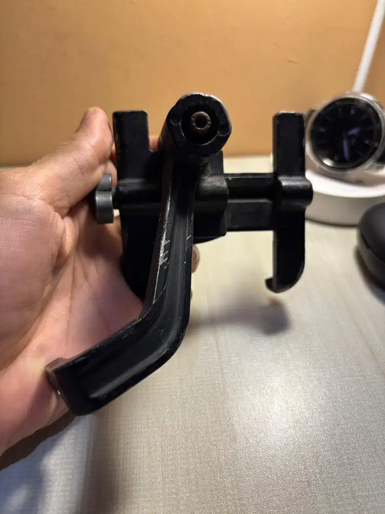 Holder motor terbuat dari besi