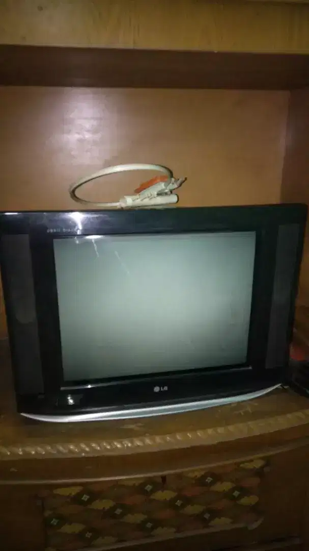 Televisi tabung 17' inch dan set top box