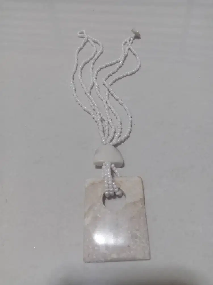 Kalung Liontin Tiga Untai Batu Alam Besar Vintage Bermanik Putih Pucat