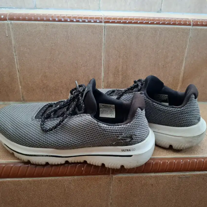 Sepatu merk Skechers nego