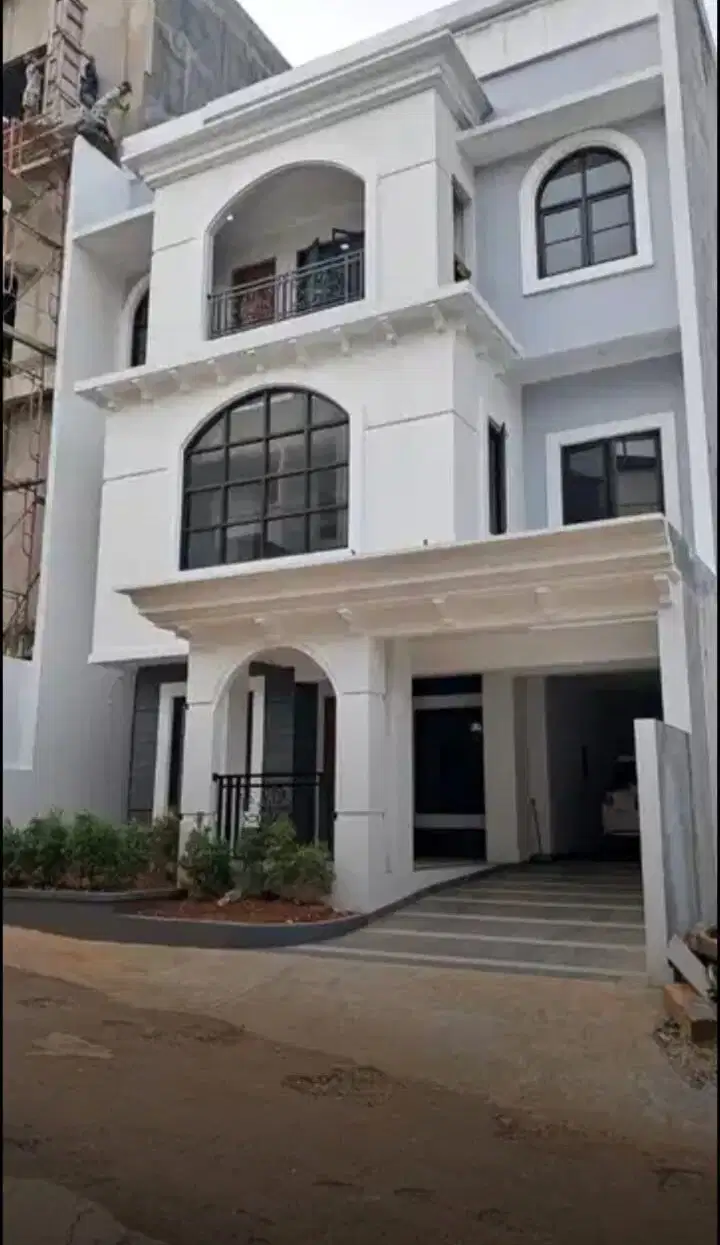 Rumah Mewah di Dalam Cluster Lokasi Strategis Pinggir Jalan Kemang