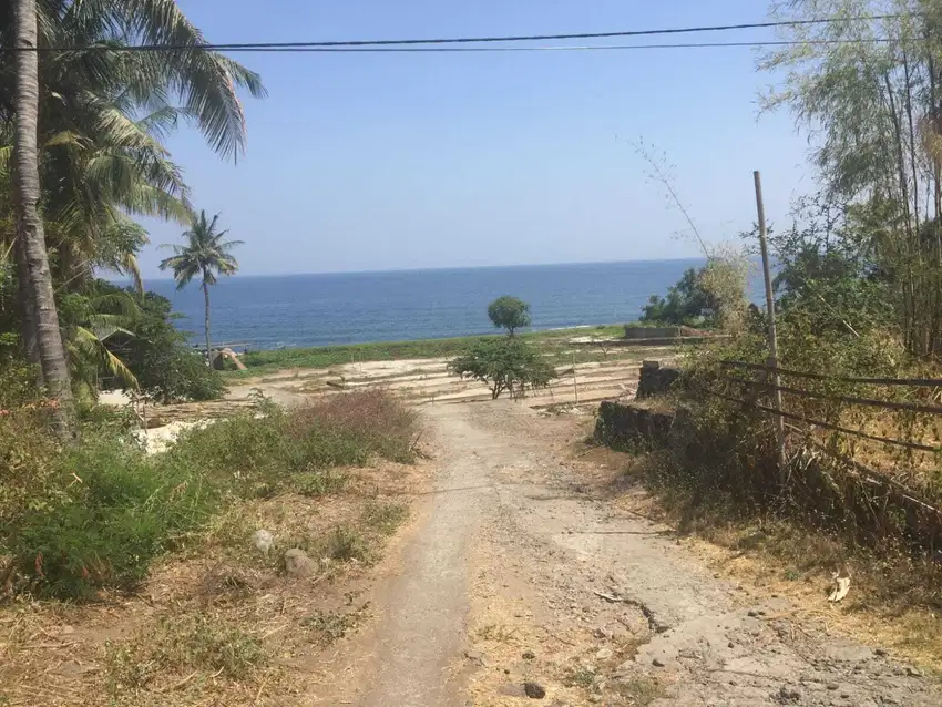 Tanah pinggir pantai dan pinggir jalan Lombok utara