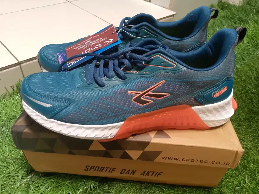 Sepatu running merk spotec