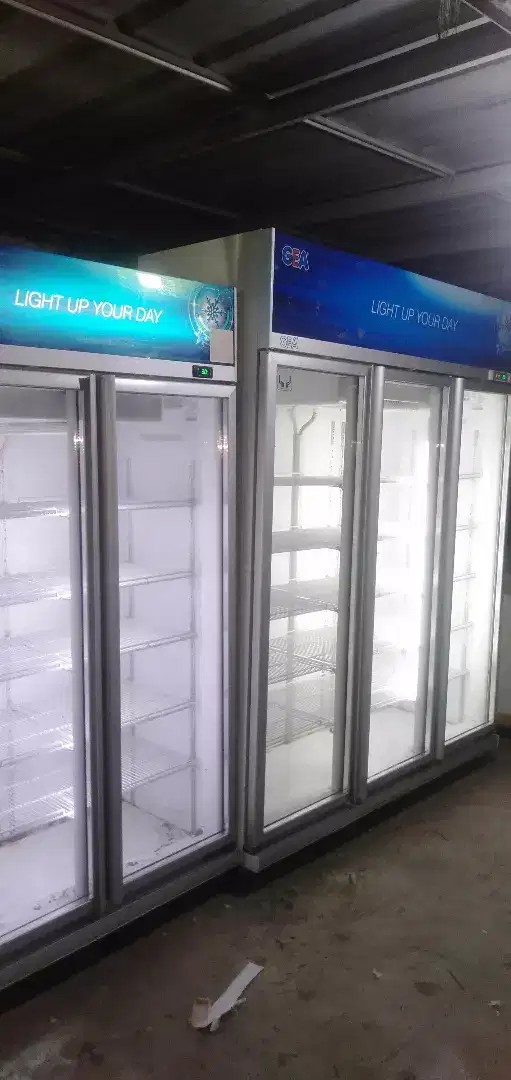 Showcase 2 3 pintu merek Gea