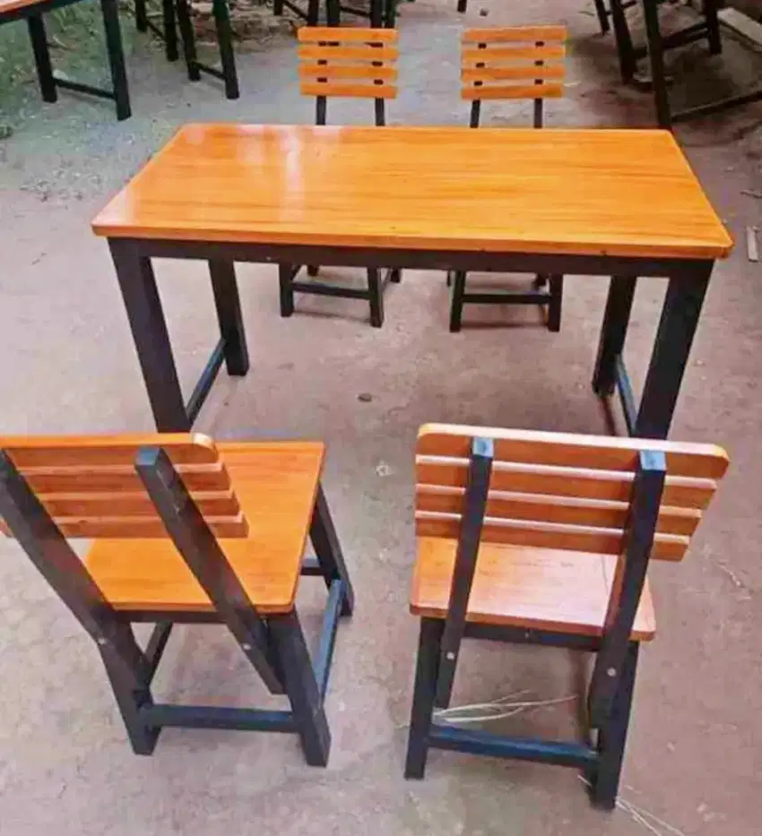1 Set Meja dan 4 Kursi Sandar (Bisa Custom)