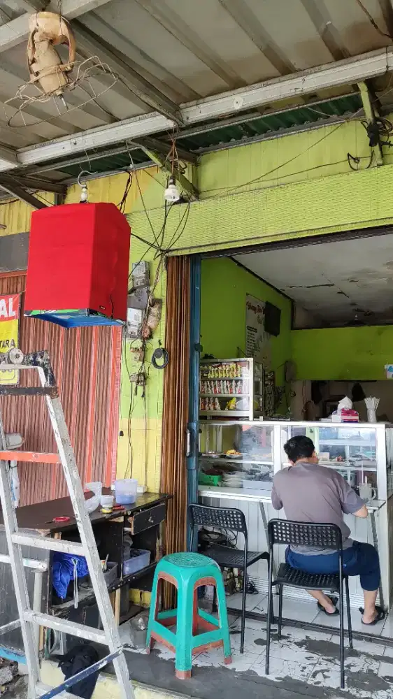 Pembantu warung makan