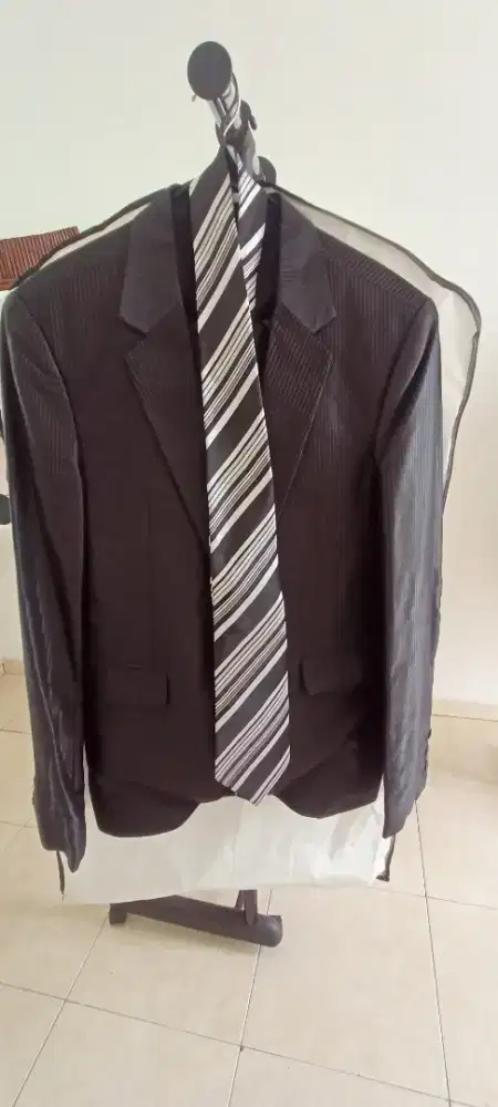 Dasi pria hitam garis