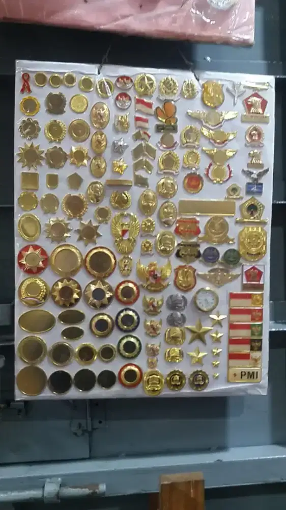 Aneka Pin Baju dan kostum