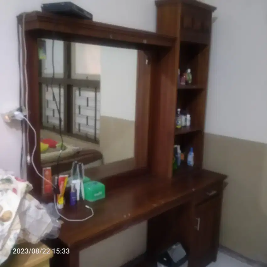 Lemari dan meja rias bekas bahan mahoni