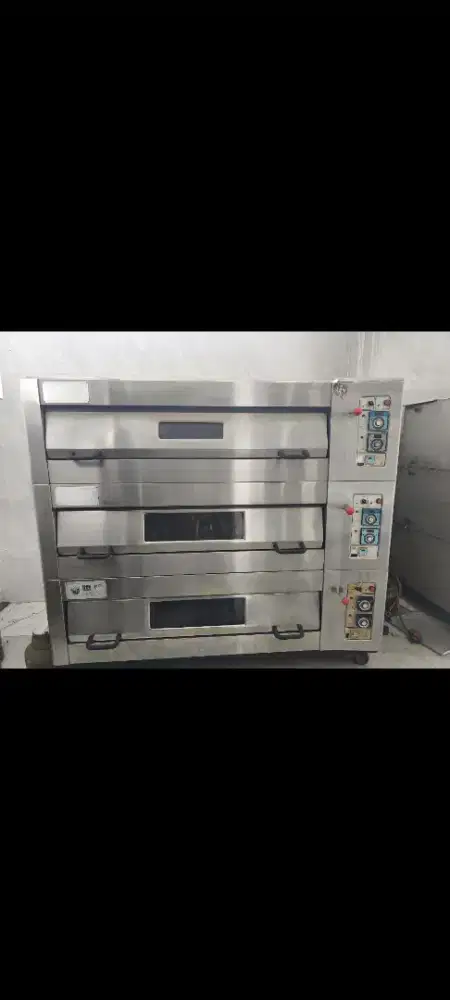 Oven buat industri membuat kue