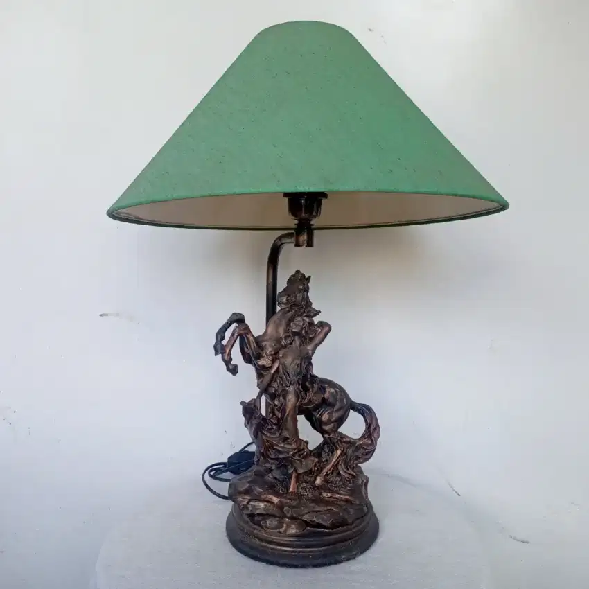 Vintage Lampu Meja Hias Patung Wanita & Kuda Berdansa Detail Memukau