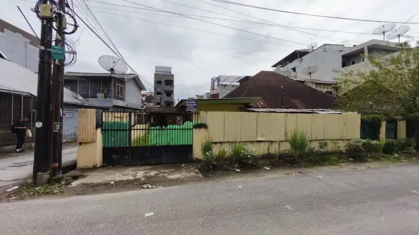 Rumah lama di tengah kota Medan