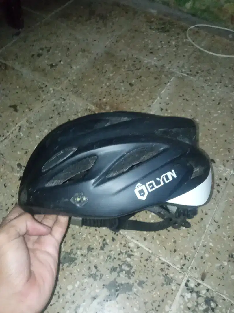 Helem sepeda pancal merk Elyon ukuran M warna hitam