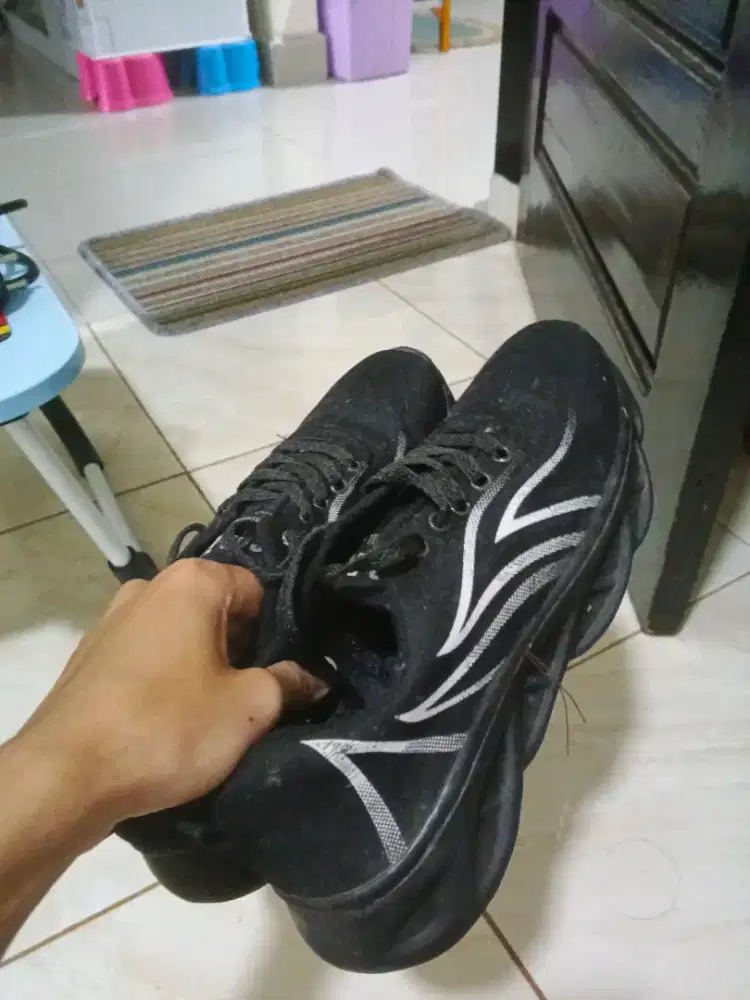 Sepatu lari buat joging