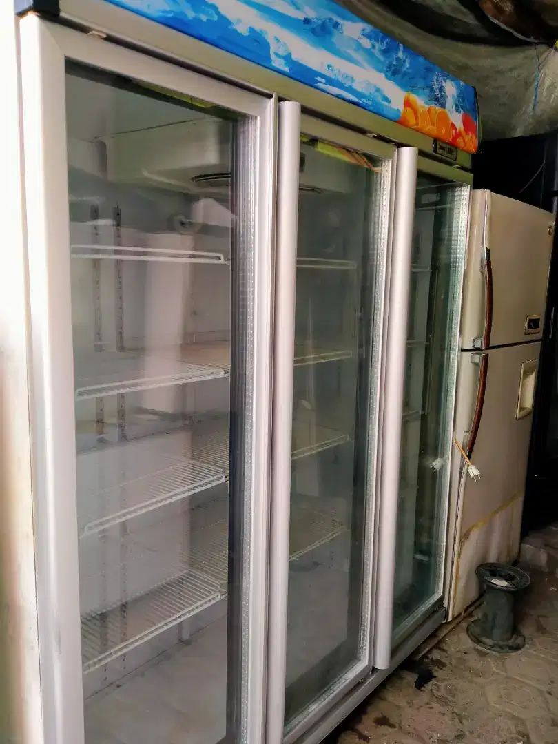 Showcase GEA 3 pintu normal