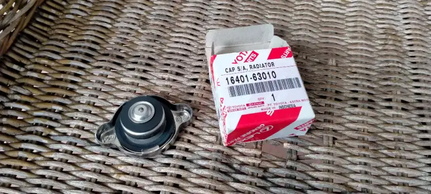 Tutup/cap radiator asli/original Toyota (utk Starlet & Kijang)