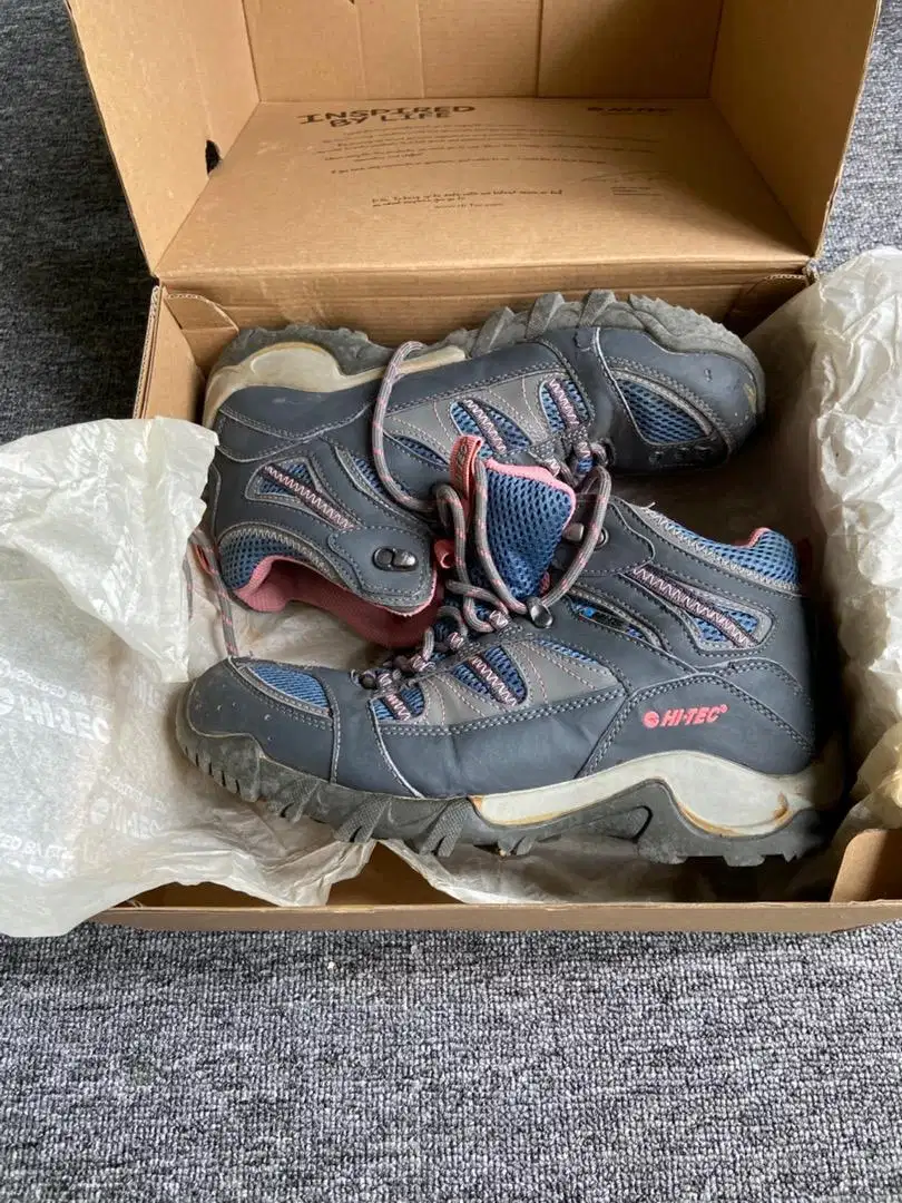 DIJUAL SEPATU GUNUNG MERK HI-TECH UKURAN 39/40